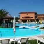 Pegasus Hotel Pool Bar und Brücke - Pegasus Hotel, Roda, Korfu, Griechenland.