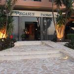 Pegasus Hotel Eingang - Pegasus Hotel, Roda, Korfu, Griechenland.