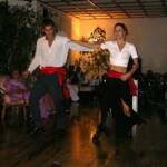 παραδοσιακός ελληνικός χορός και ζωντανή διασκέδαση στο ξενοδοχείο Πήγασος στην Ρόδα, Κέρκυρα, Ελλάδα.